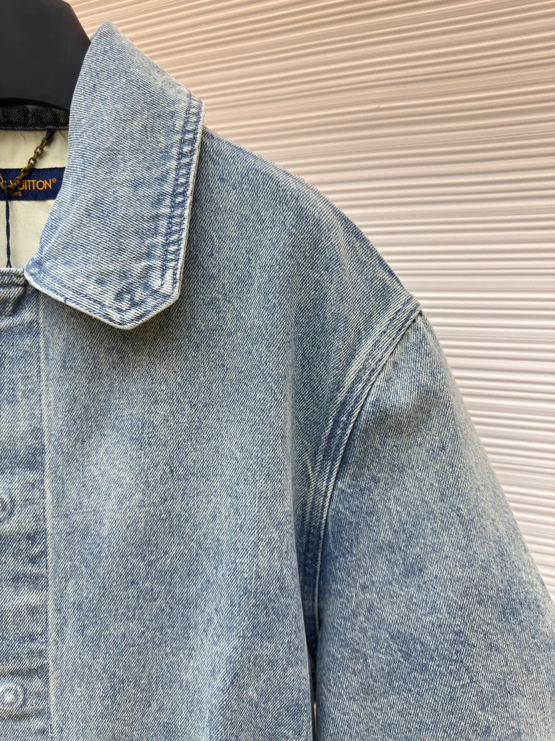 LOUIS VUITTON embossed denim jacket ●Authentic product: purchased and developed at 8599 ●Item number: 1680248-B25 ●Fabric: washed denim ●Technology: distressed washed ●Version: fitted version ●Weight: about 975g ●Size: 46-48-50-52 ●Description: embellished with classic Monogram elements. The season's sharp corner pockets are designed with zippered trouser legs to create a loose fit. The hammer fixing ring takes on the shape of an LV and is paired with a special leather tag. The overall wiring is straight and delicate, the fabric is comfortable and soft, and the color is consistent without color difference. It can be matched with the same style to create a fashionable look and control various occasions. Customized accessories, complete with three standards, same style for men and women!